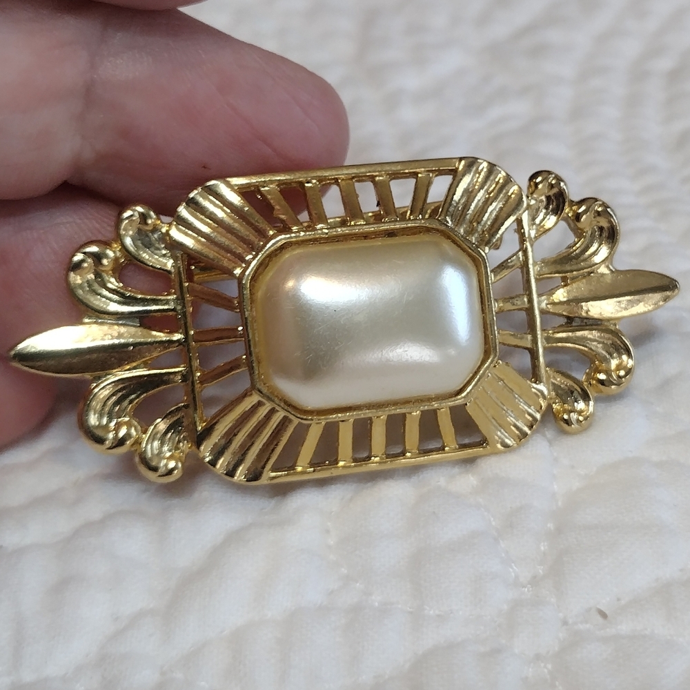 Vintage Gold Tone Faux Pearl Brooch Pin